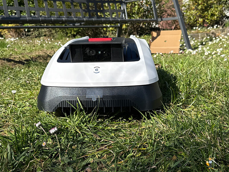 ECOVACS GOAT 0800 maeht hohe Gras